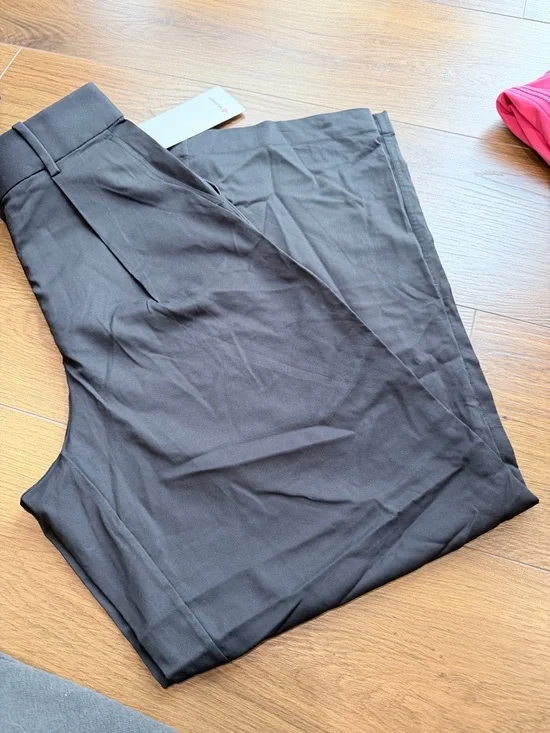 Lululemon Pleat-Front High-Rise Trouser
Regular size 4 color black - Picture 2 of 7
